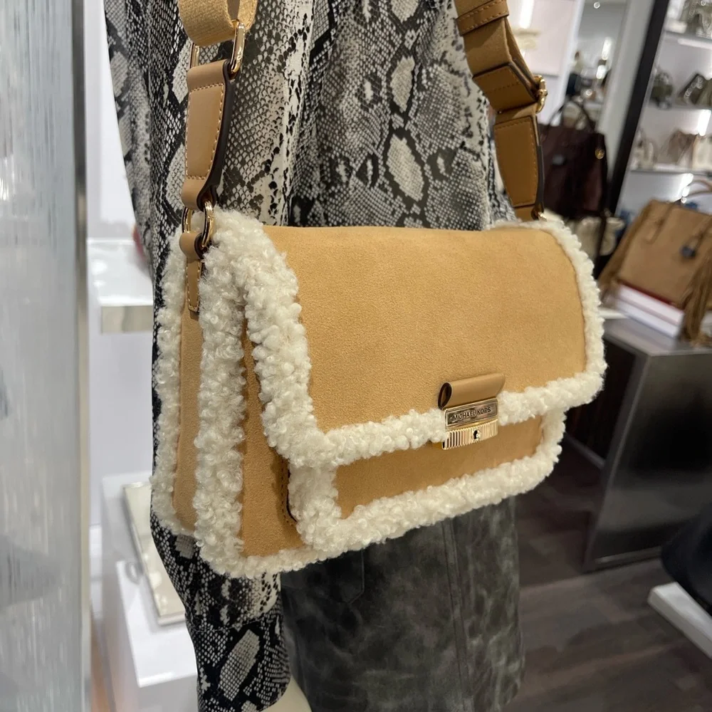 MICHAEL KORS Bradshaw Medium Suede and Faux Shearling Messenger Bag
Peanut
NWT - Picture 16 of 16
